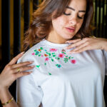 تي شيرت تطريز ورد حريمي قطن نصف كم برقبة دائرية متوسطة ابيض