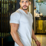 تي-شيرت-ريلاكس-بيزك-رجالي-قطن-نصف-كم-برقبة-في-كت-متوسطة-ابيض-واسود-ماو_ستور