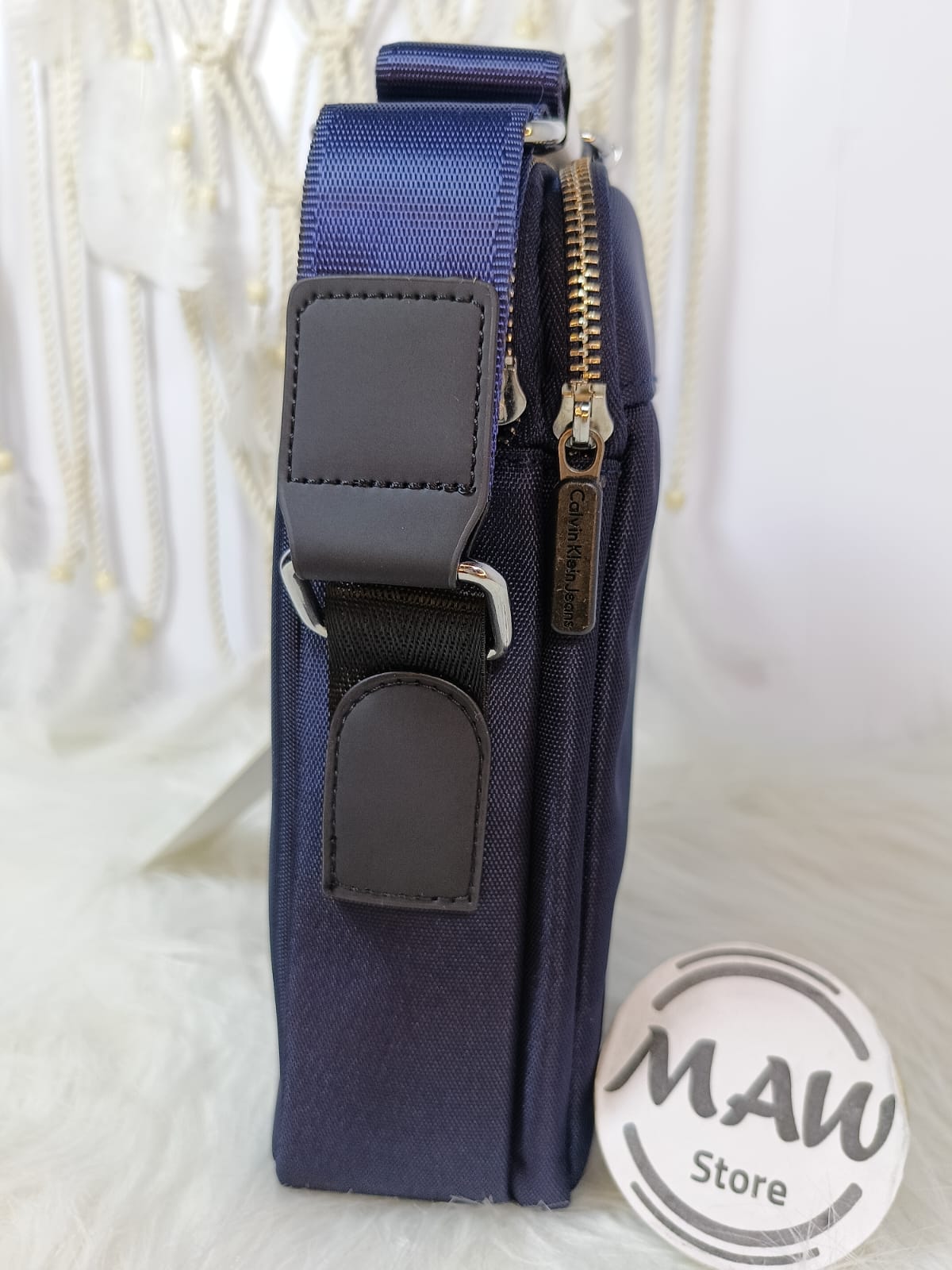 شنطة-كروس-كالفين-كلاين-ميرور-خامة-قماش-جينزي-ب-2-سوستة-وسوستة-خلفية-ماو_ستور