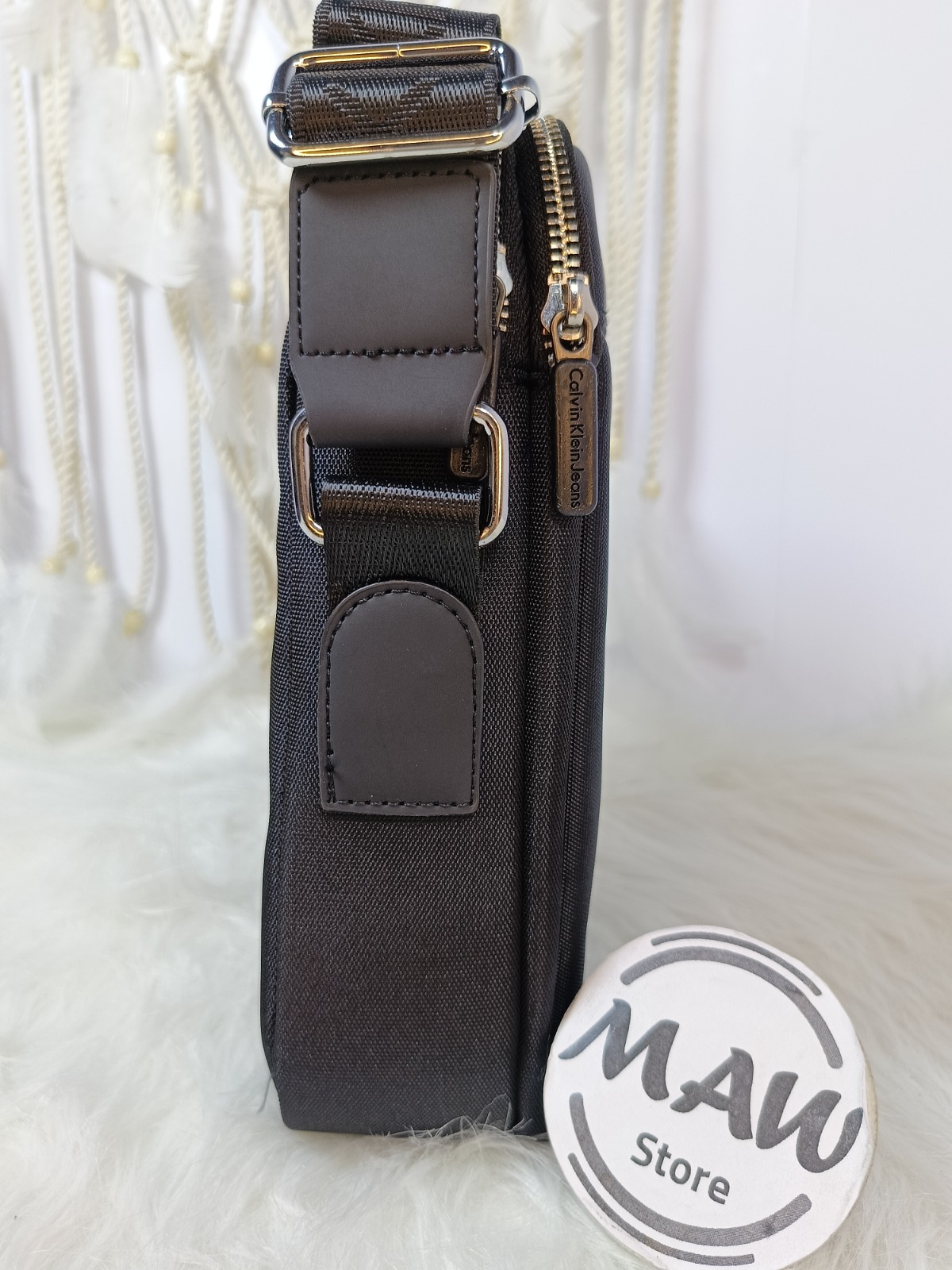 شنطة-كروس-كالفين-كلاين-ميرور-خامة-قماش-جينزي-ب-2-سوستة-وسوستة-خلفية-ماو_ستور