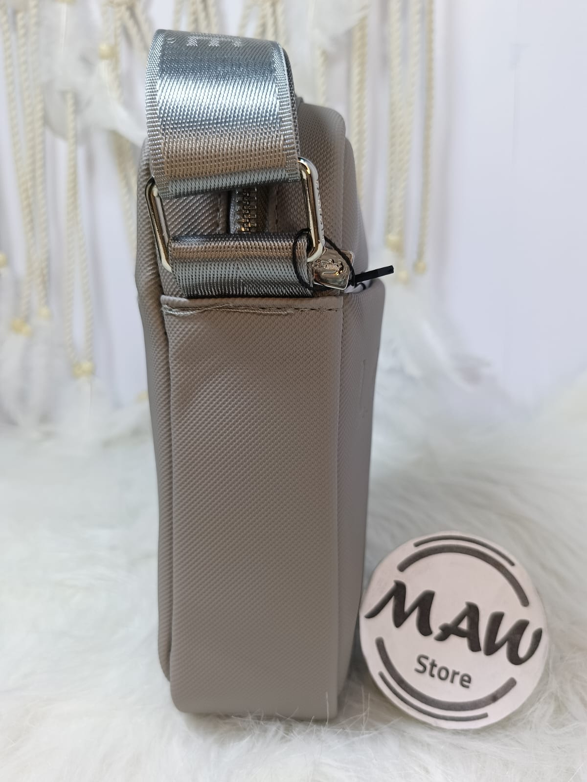 شنطة-لاكوست-ميرور-كروس-جلد-سوستة-خلفية-وجيب-امامى-مقاس-متوسط-ماو_ستور