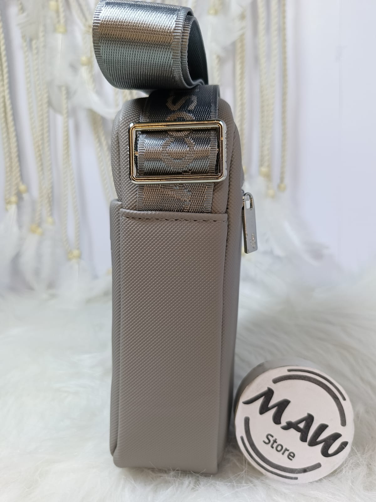 شنطة-لاكوست-ميرور-كروس-جلد-سوستة-خلفية-وجيب-امامى-مقاس-متوسط-ماو_ستور